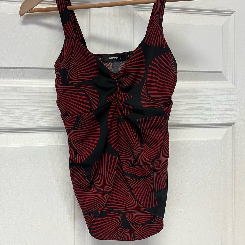 Arden B. black & Red Print Split Front Cami Top sz S